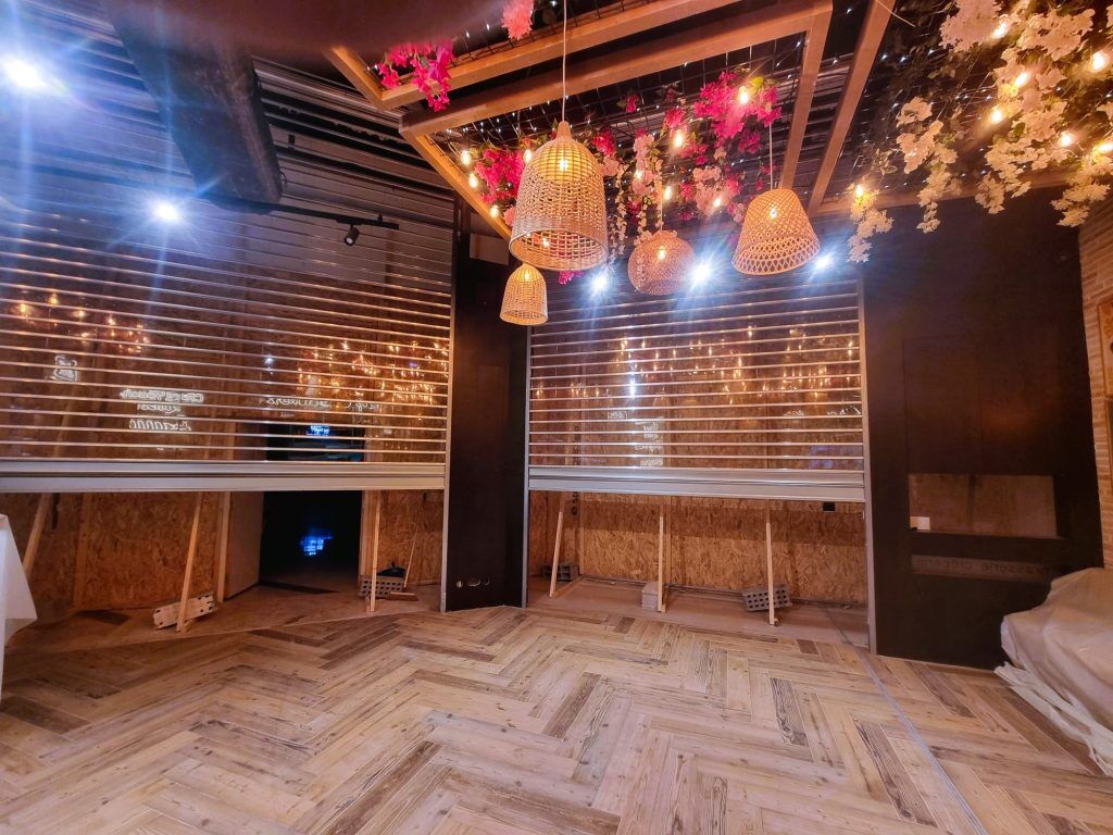 Rideaux de magasin en polycarbonate